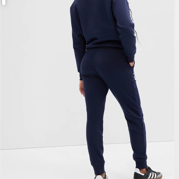 NWT GAP Fleece Joggers COLOR NAVY UNIFORM SIZE MEDIUM - Picture 2 of 3